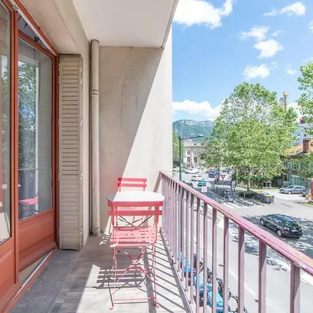 With Balcony In The City Center Apartment